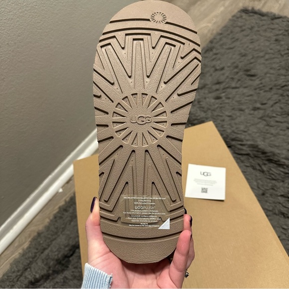 UGG Chestnut Platform Boot - Picture 10 of 10